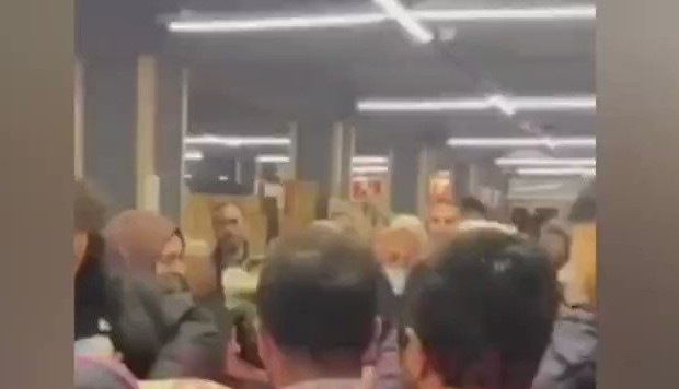 Ucuz kaşar peyniri için birbirlerini ezdiler