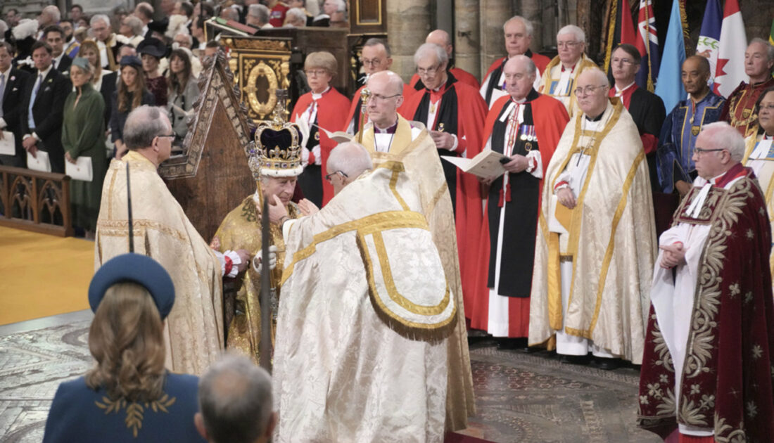 İngiltere’de tarihi gün: Kral Charles tacı taktı