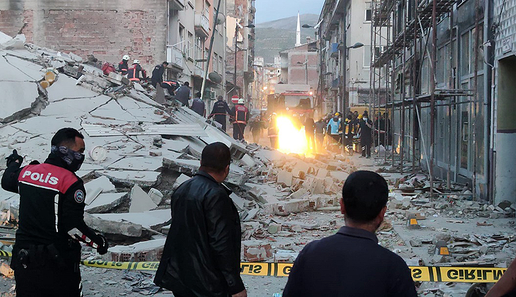 Malatya’da hasarlı bina çöktü: 1 kişi hayatını kaybetti