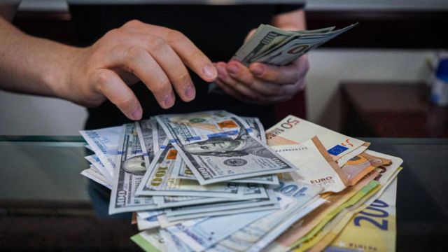Vatandaş döviz hesaplarını azalttı
