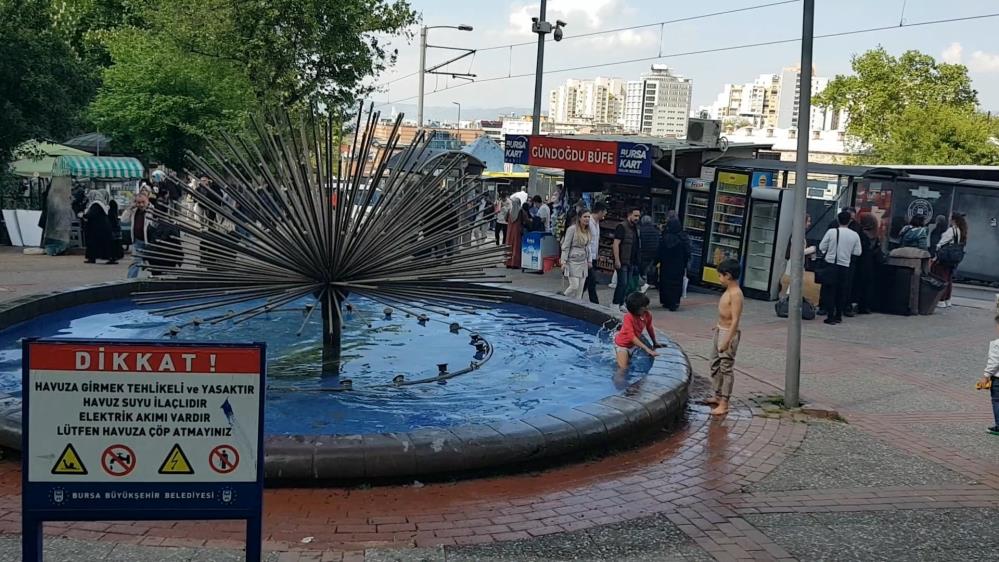 Bursa’da süs havuzunda eğlence Bursa’da süs havuzunda eğlence