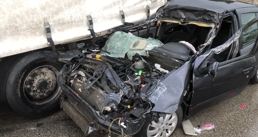 Bursa’da feci kaza: Otomobil TIR’a ok gibi saplandı