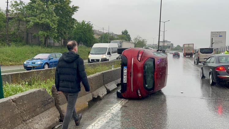 Su birikintisi takla attırdı! Yollarda görülmeyen tehlike