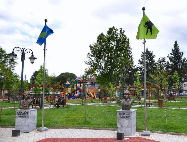 Bursa’ya yapılan parkta Türk büyüklerinin büstleri ve 16 devletin bayrakları yer alıyor