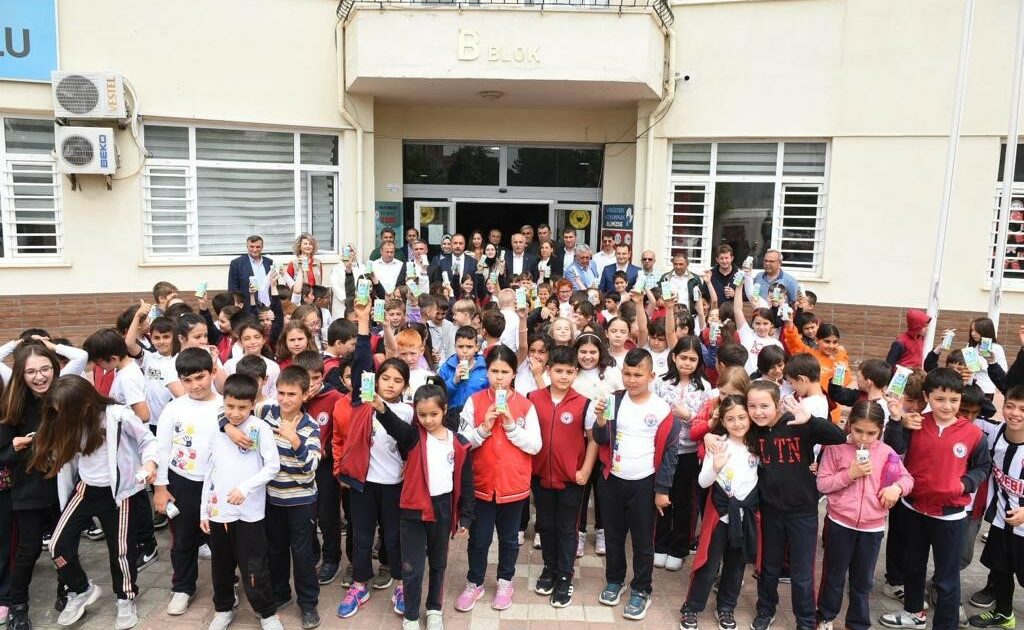 Bursa’da öğrencilere süt ikram edildi