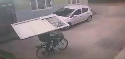Bursa’da bisikletli cambaz hırsız! Sırtladığı kapıyı böyle taşıdı