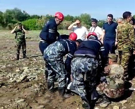 Azerbaycan’da sel hayatı durma noktasına getirdi