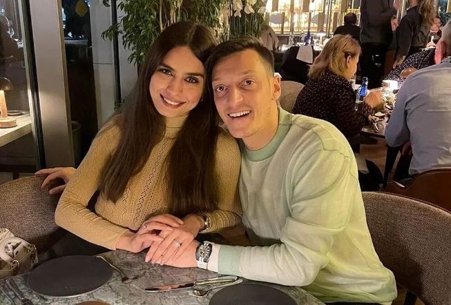 Mesut Özil’den Amine Gülşe’ye: Seni bütün kalbimle seviyorum