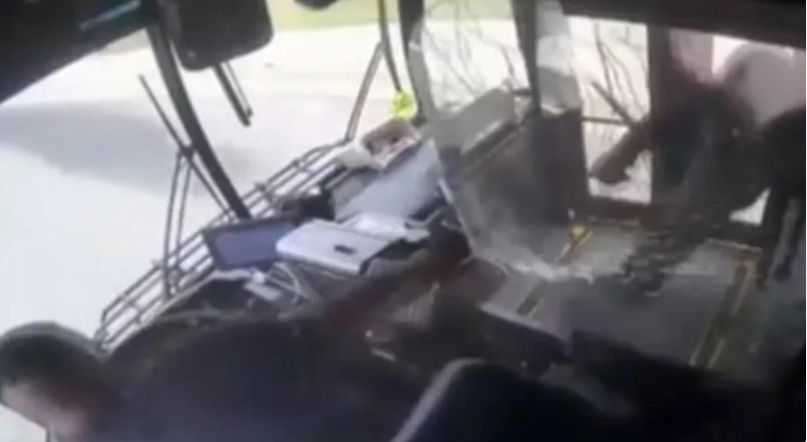 Otobüs şoförü silahlı yolcuya kurşun yağdırdı