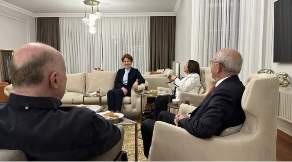 Kılıçdaroğlu ailesi, Meral Akşener ve eşi Tuncer Akşener’i ziyaret etti
