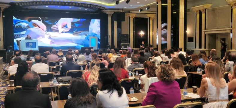 Bursa’da doktorlar böbrek nakli ameliyatını canlı olarak izledi