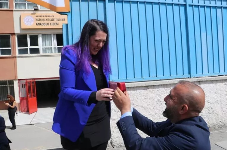 Sandıkta sürpriz evlilik teklifi! ‘Böylesini beklemiyordum’