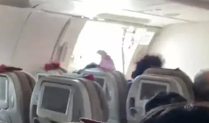 Uçakta şok anlar! Uçuş sırasında kapıyı açmaya çalıştı