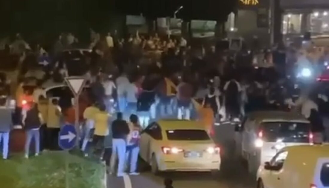 Bursa’da otomobil Galatasaray taraftarlarının arasına daldı