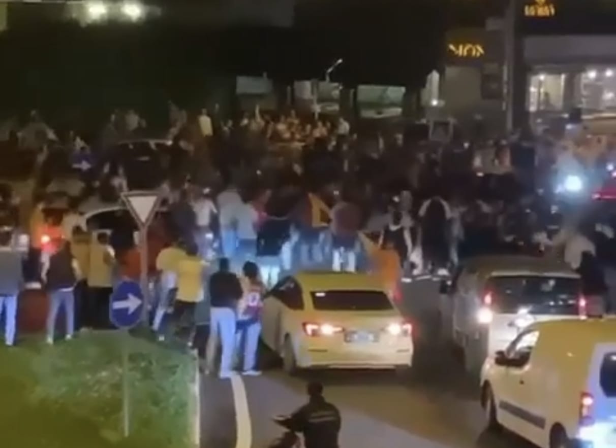 Bursa’da otomobil Galatasaray taraftarlarının arasına daldı