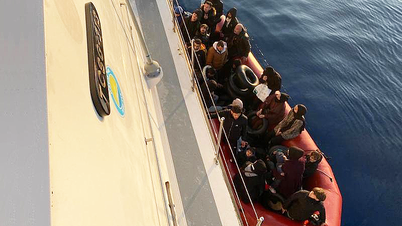 Türk kara sularına geri itilen göçmenler kurtarıldı