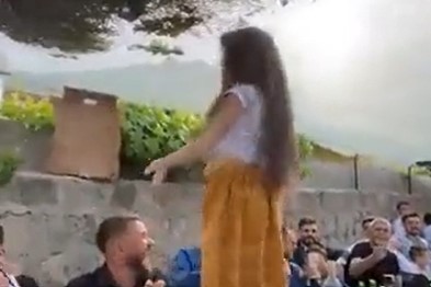 Alkol masasında kız çocuğu oynattılar