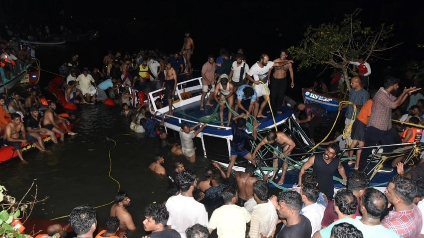 Turistleri taşıyan tekne alabora oldu