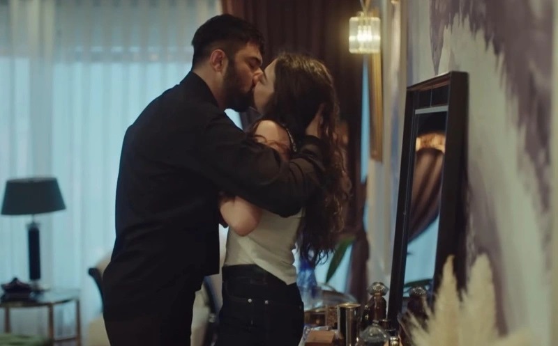 İki ünlü ismin yatak sahnesi gündem oldu