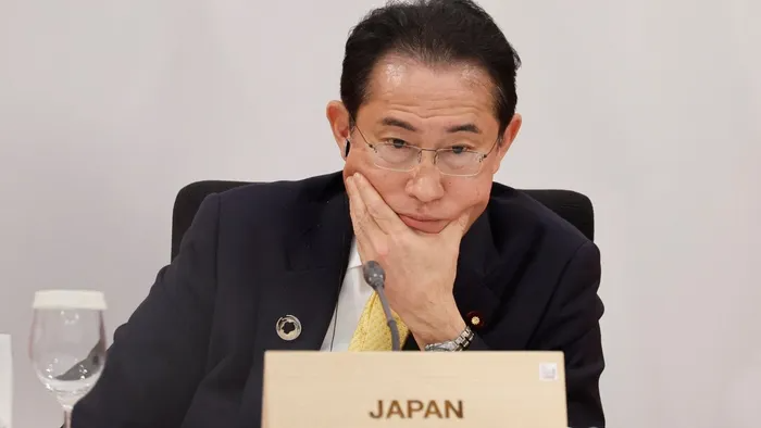 Japonya Başbakanı oğlunu görevden alıyor