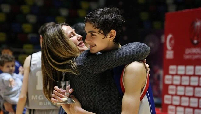 Demet Şener oğlunun basketboldaki başarısını kutladı