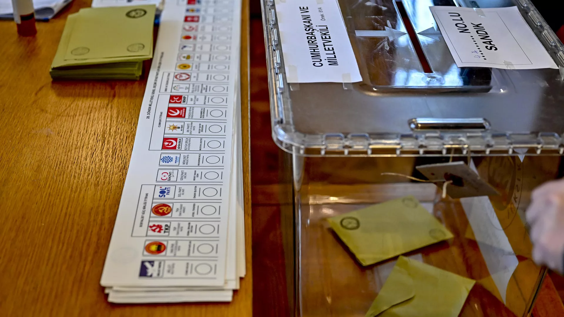 Yurt dışı oy pusulalarında mühürlü oy çıktı: YSK devrede