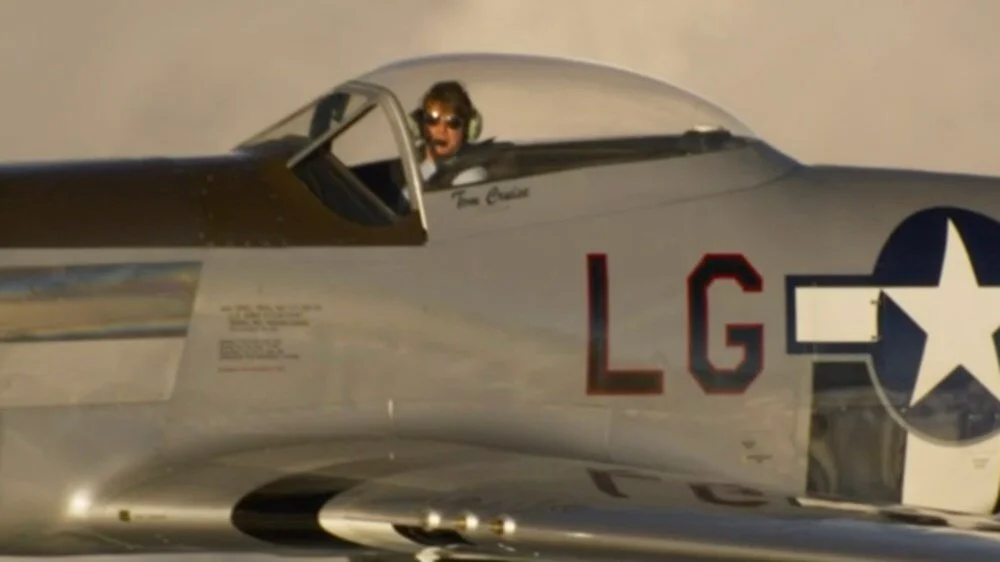 Tom Cruise Kral Charles’ı uçaktan selamladı