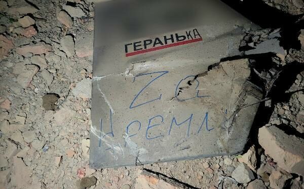 İHA’ların üzerinde ise “Kremlin için ve Moskova için” yazıldı