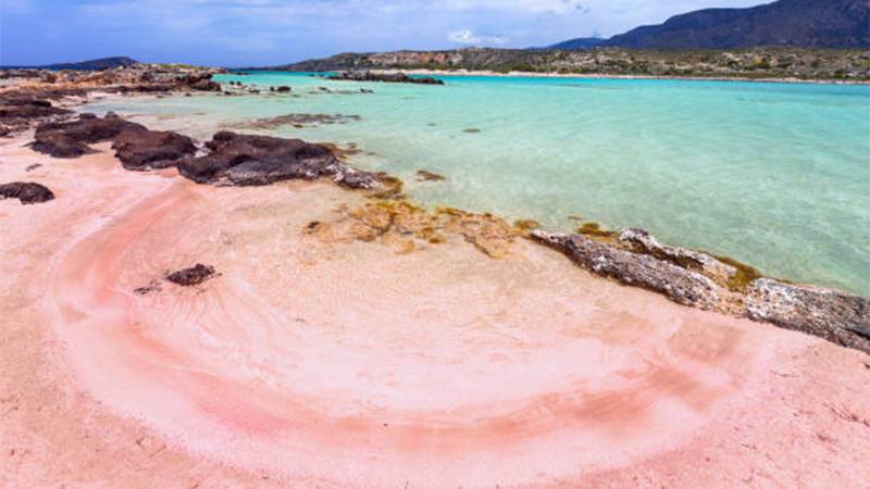 İtalya’nın pembe kumlu plajına ayak basmanın cezası büyük