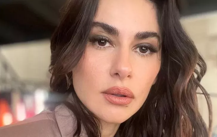 Nesrin Cavadzade şarkıcılığa soyundu