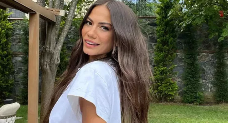 Demet Özdemir havuz başında poz verdi