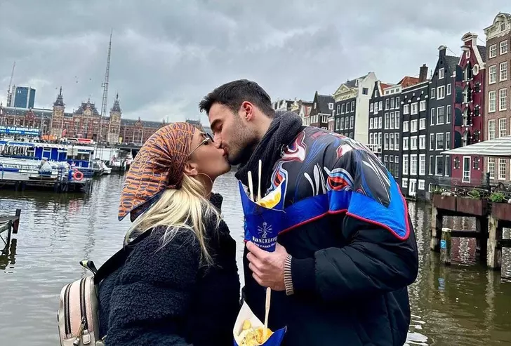 İrem Derici plajda aşka geldi!