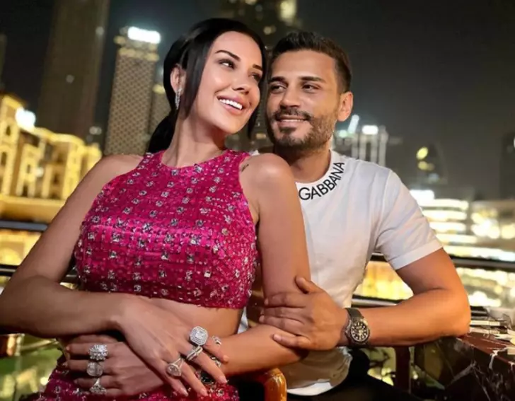 Dilan Polat Dubai’de saçına dolar takıp gezdi!