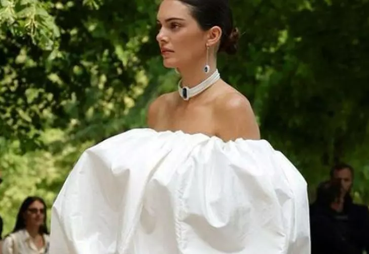 Kendall Jenner podyumda minicik elbiseyle yürüdü!