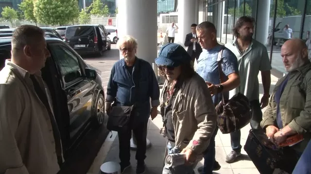 Johnny Depp Türkiye’ye koltuk değnekleriyle geldi!