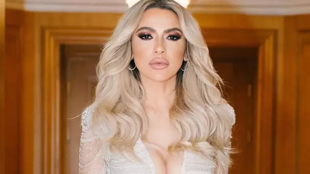 Hadise altın sarısı elbisesiyle göz doldurdu!