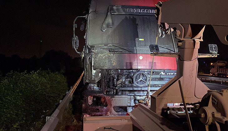 Alev topuna dönen TIR trafiği durdurdu