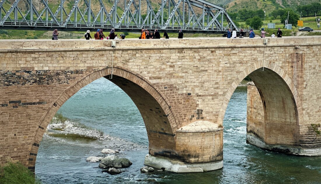 Tarihi Palu Köprüsü ilk günkü ihtişamını koruyor