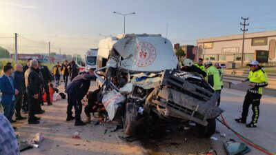 Bursa’da sporcuları taşıyan minibüs kamyona çarptı: 1 ölü, 16 yaralı