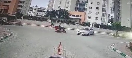 Bursa’da feci kaza! Otomobille çarpışan motosiklet sürücüsü ölümden döndü