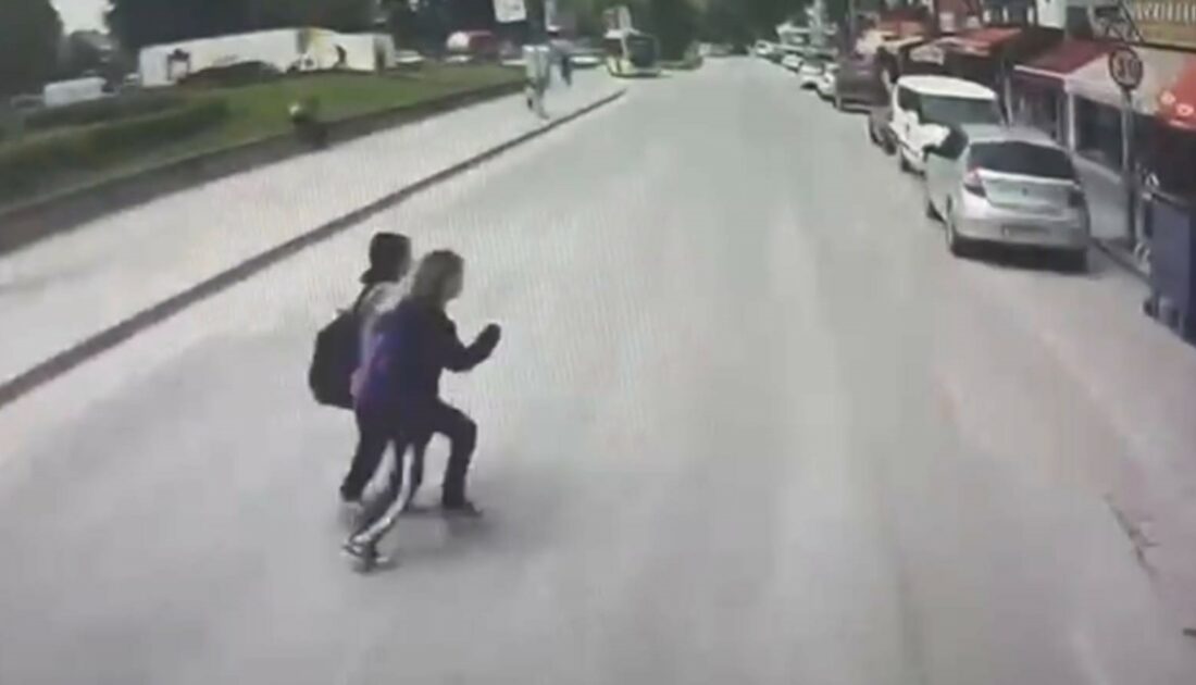 Bursa’da iki öğrenci otobüsün önüne atladı!