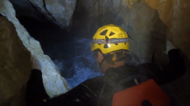 Uludağ’da kar sularının eridiği mağarada macera