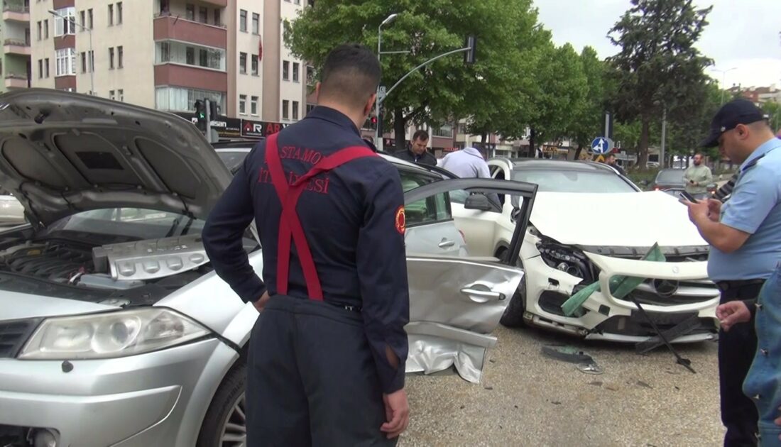 Kastamonu’da iki otomobil çarpıştı: 4 yaralı