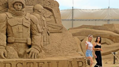 10 bin ton kumdan heykeller yaptılar