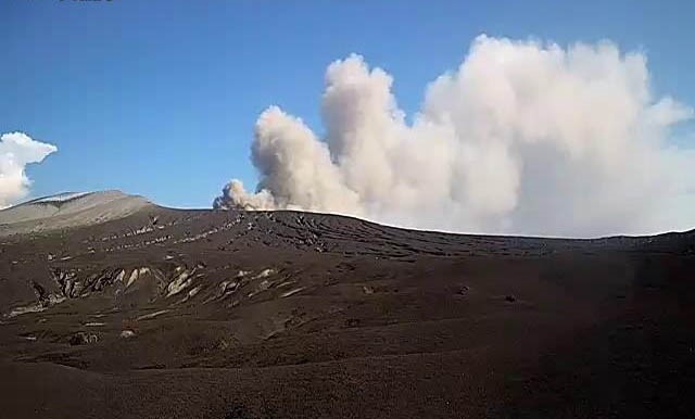 Endonezya’daki Anak Krakatau Yanardağı’nda patlama