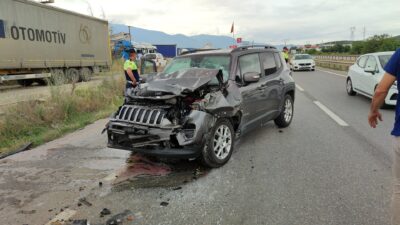 Bursa’da lüks araç TIR’a çarptı