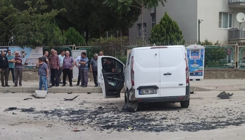 Bursa’da para taşıyan araç kaza yaptı