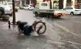 Bursa’yı sel bastı, bisikletli vatandaş zorluk yaşadı