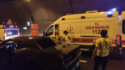 Bursa’da faciadan dönüldü! Tünelde kaza yapan araç alev aldı!