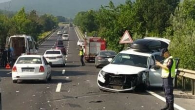 Bursa’da feci kaza! Tali yoldan çıkan otomobile çarptı